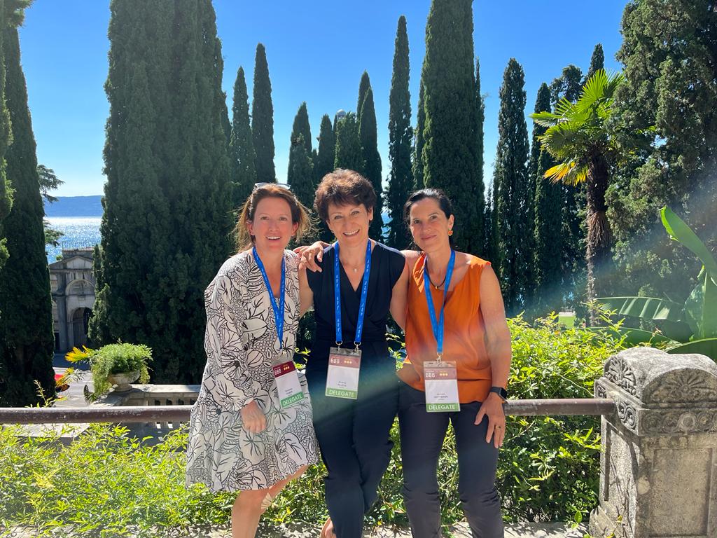Plastische Chirurgie Fortbildung: Dr. Andrea Rejzek in der mitte mit zwei Kolleginnen im Gardone Riviera, Italien