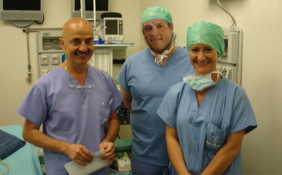 Dr. Andrea Rejzek (rechts) mit Dr. Giovanni Botti (links) im Operationssaal